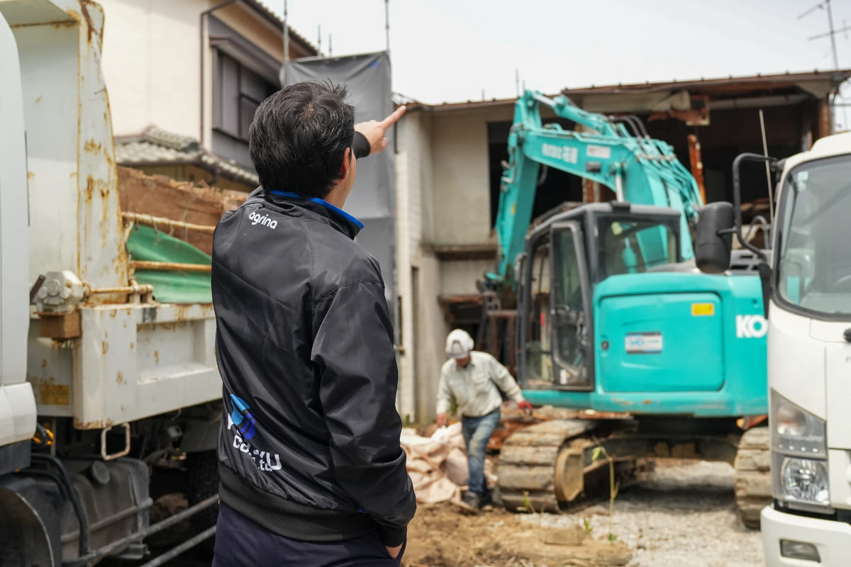 壁の解体作業を進める職人